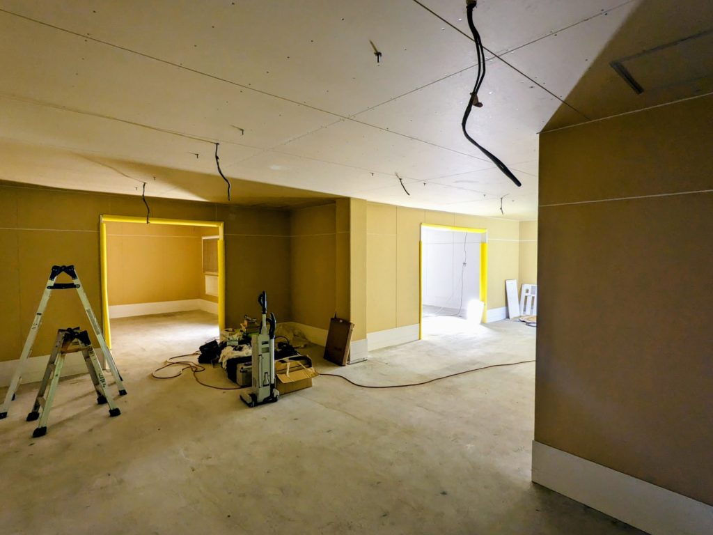 工事中の工場です